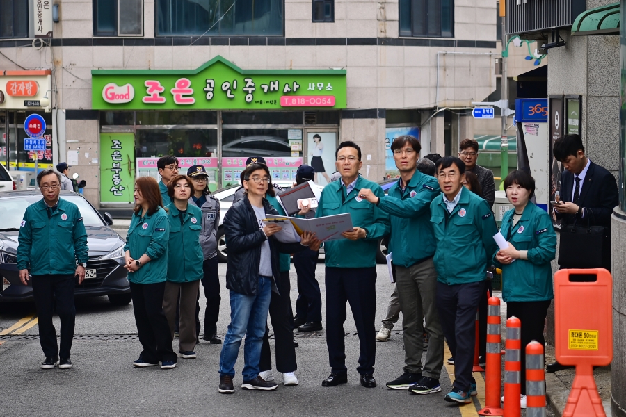 연수구(구청장 이재호)가 17일 외국인 다수 밀집 지역의 초등학교를 중심으로 주변 등굣길 안전을 점검했다.